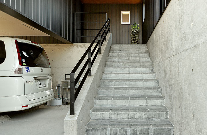 玄関へのガレージ内階段